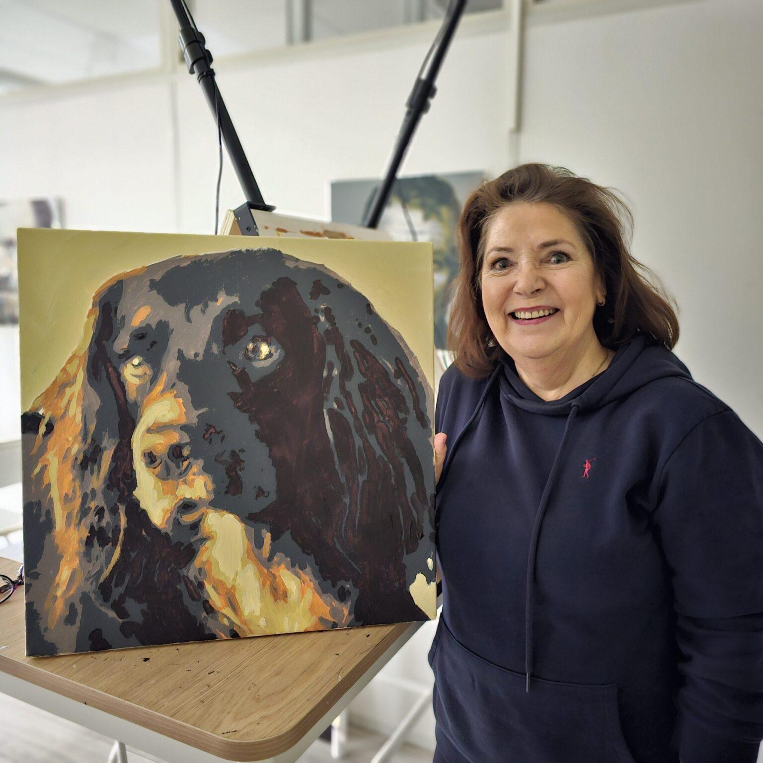 hannie met het portret van haar hond